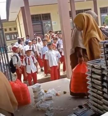 Oknum Guru SDN 021 Tarai Bangun Lempar Nasi Dihadapan Murid di Hari Pahlawan, Tanda apa ini?