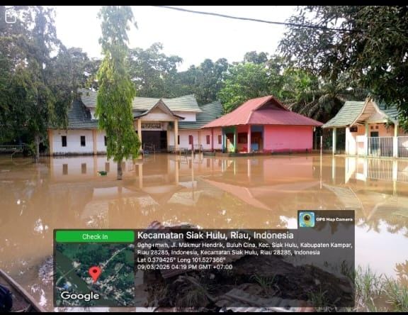 Meski Banjir Besar, Pemerintah Desa Buluh Cina Masih Layani Masyarakat Sepenuh Hati