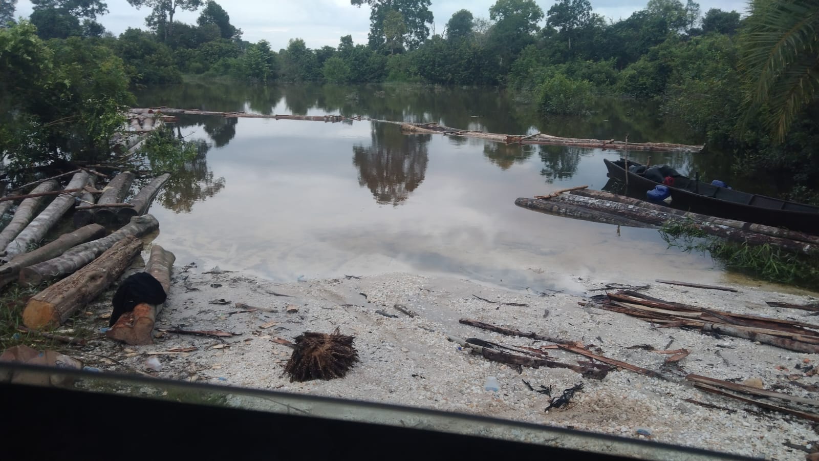 Puluhan Tual Kayu Diapungkan di Danau Depan Kantor Desa Mentulik, Nekat Banget Sih.!!