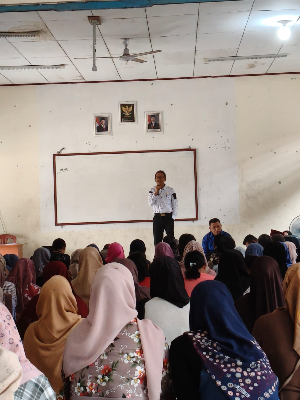 Hebat.!! Abukari Camat Terasa Bupati, : Bisa Tentukan Nasib Jabatan Kepsek SMPN 7 Tambang  dari Plt Hingga Defenitif