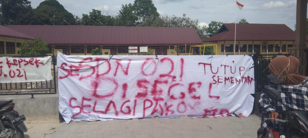 Orangtua Siswa Segel Gerbang SDN 021 Tarai Bangun, Desak Kepsek Angkat Kaki, Dua Honor Oyon dan Reza Dipecat