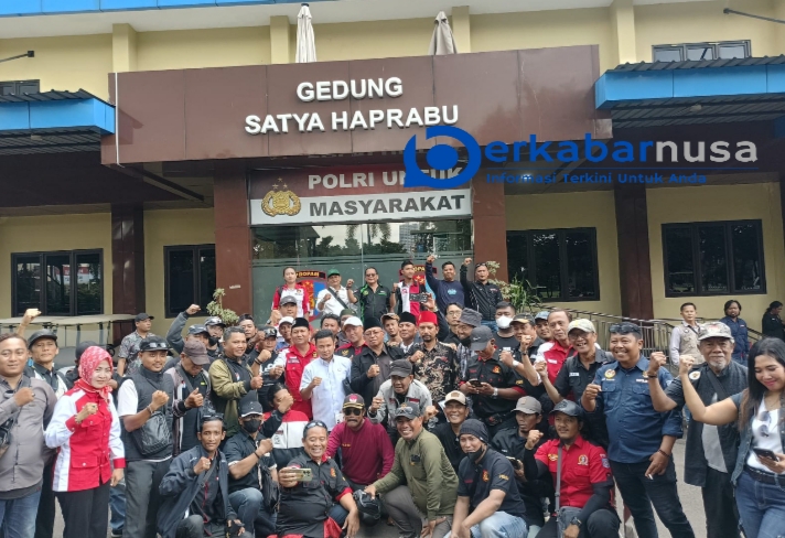 OTT Jurnalis Amir Indikasi 'Settingan',Ratusan Jurnalis Gelar Aksi Di Mapolda Jatim Desak Penangguhan Dan Penahanan.